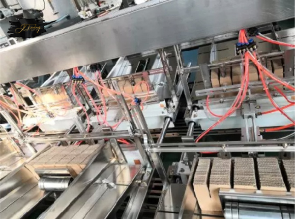 Automatic corrugated cardboard partition assembler machine
